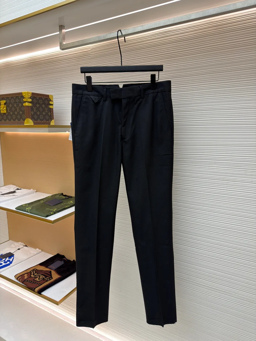 LOUIS VUITTON full-width jacquard suit pants ●Original version: Purchased and developed for 34500 ●Item number: 1680846-B50 ●Material: soft wool satin fabric ●Technology: jacquard production ●Version: fitted version ●Weight: about 460 grams ●Size: 50-52-54-56 ●Description: Customized soft wool satin, as smooth as silk, full of drape, with a deep black charm Deep and mysterious, the full-width LV Blason jacquard slowly unfolds on the wool, as if injecting soul into these pants. Decorated with LV logo embroidery, it inadvertently reveals a noble style. Smooth lines outline a neat straight silhouette, showing a calm and elegant attitude. The jacquard process controls the interweaving of warp and weft threads by weaving LV Bladon textile technology on the surface of the fabric, and precisely controls the interlacing density and tension of the yarn to make it more three-dimensional. Adopt imported machine embroidery technology, use advanced computer control system and precision mechanical components to achieve LV logo embroidery work with high precision and smooth and delicate lines. The trouser legs are manually positioned, cut and gathered using fine needles and threads with a color similar to the fabric to perform needle-picking operations on the edges of the trouser legs to make the edges neater and tighter. The overall wiring is straight and delicate, the fabric is comfortable and soft, and the color is consistent without color difference. It can be matched with the same style to create a fashionable look and control various occasions. Customized accessories, complete with three standards, same style for men and women!